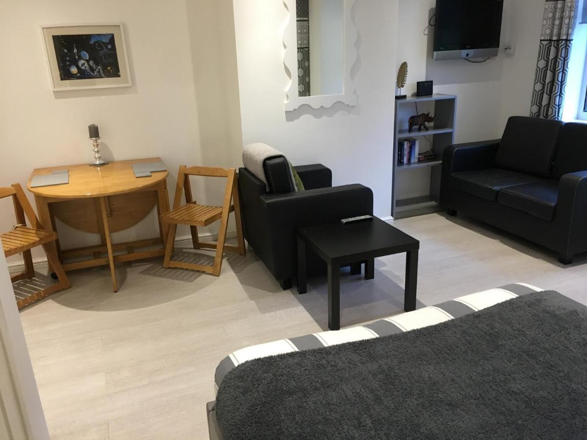 Spacious Ground Floor Studio Flat - Easy Access To Stansted Airport, London And Cambridge Διαμέρισμα Μπίσοπς Στόρτφορντ Εξωτερικό φωτογραφία