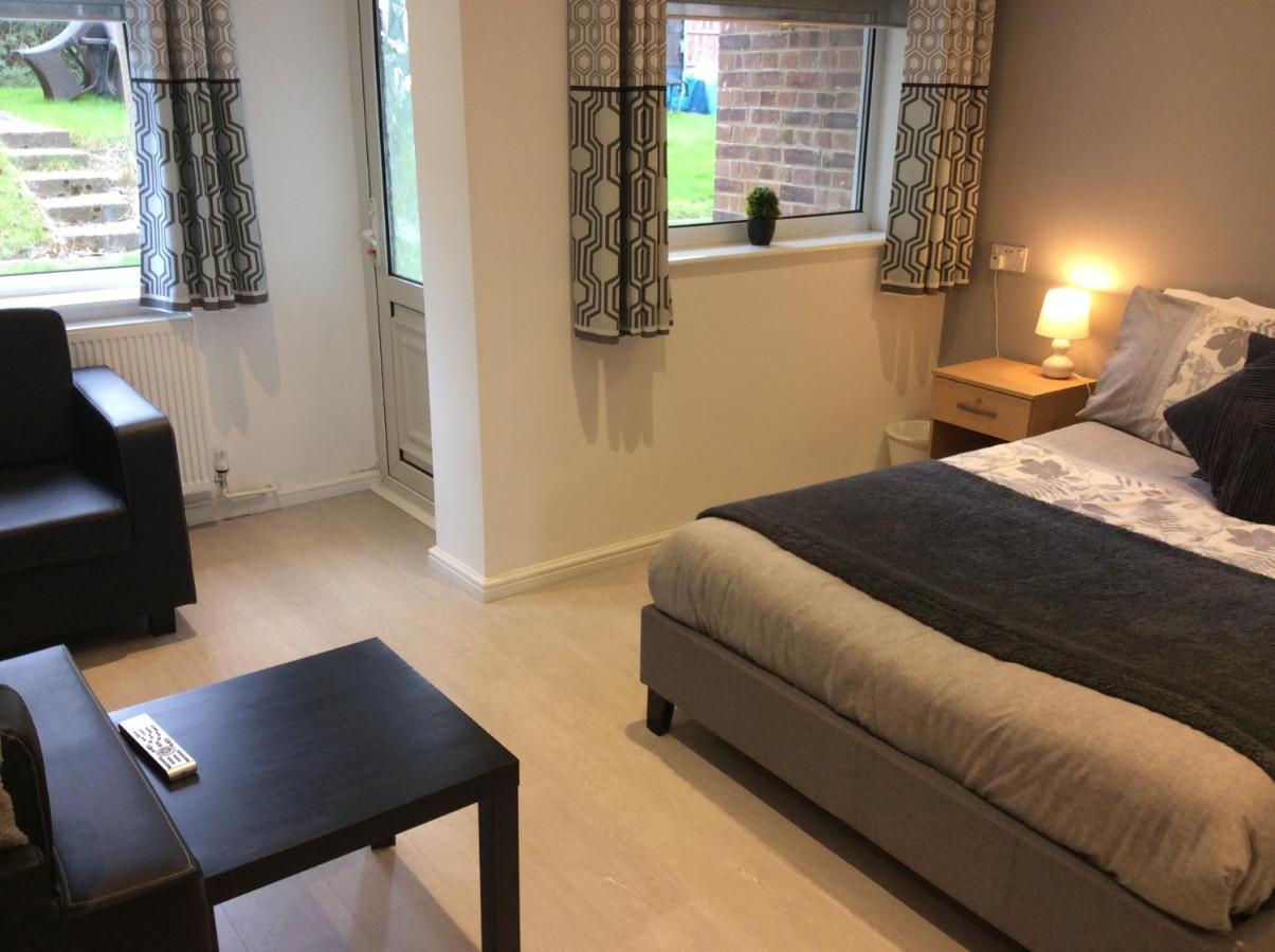 Spacious Ground Floor Studio Flat - Easy Access To Stansted Airport, London And Cambridge Διαμέρισμα Μπίσοπς Στόρτφορντ Εξωτερικό φωτογραφία