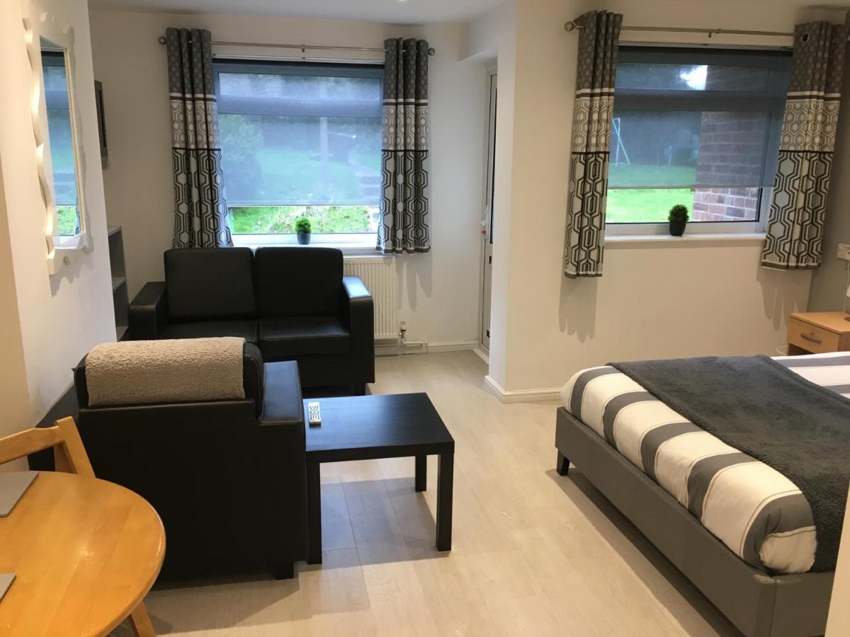 Spacious Ground Floor Studio Flat - Easy Access To Stansted Airport, London And Cambridge Διαμέρισμα Μπίσοπς Στόρτφορντ Εξωτερικό φωτογραφία
